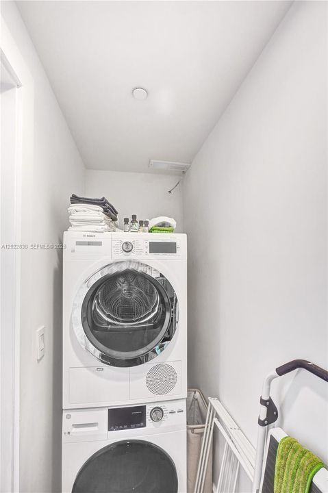 Activo con contrato: $4,200 (1 camas, 1 baños, 783 Pies cuadrados)