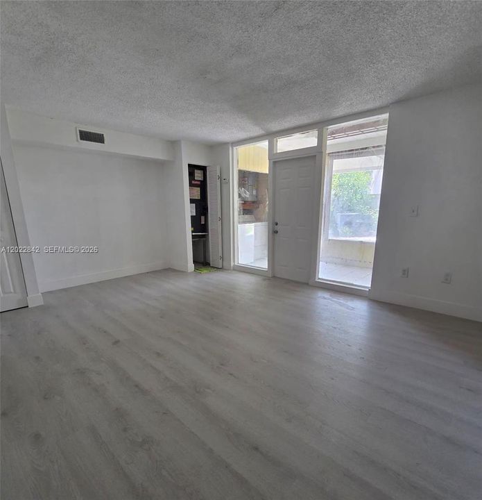 For Rent: $4,000 (5 beds, 3 baths, 2010 Square Feet)