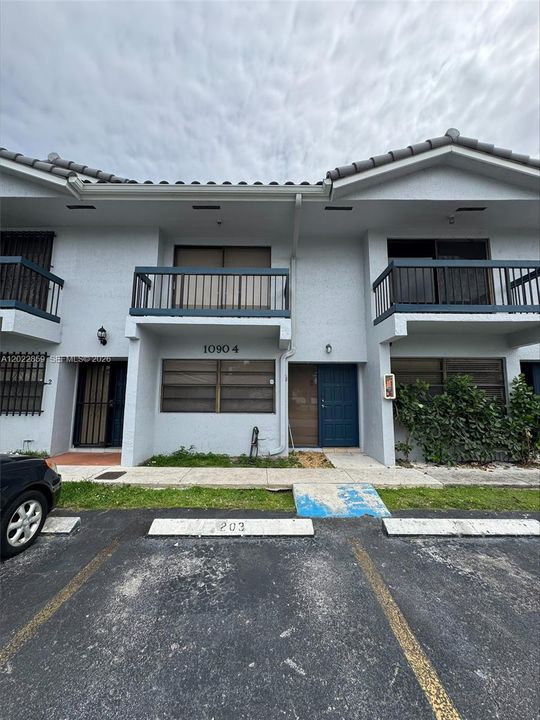 Active With Contract: $2,790 (2 beds, 2 baths, 1164 Square Feet)
