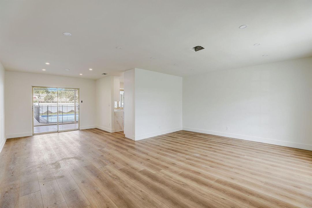 N 45th Ave-008