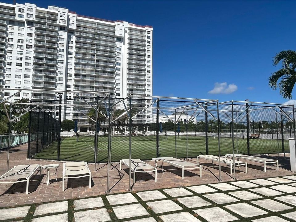 For Sale: $189,000 (1 beds, 1 baths, 1066 Square Feet)