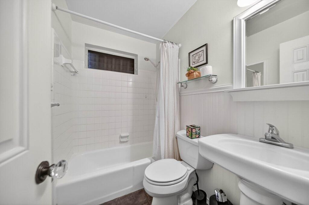 guestbath1.jpg-SMALL