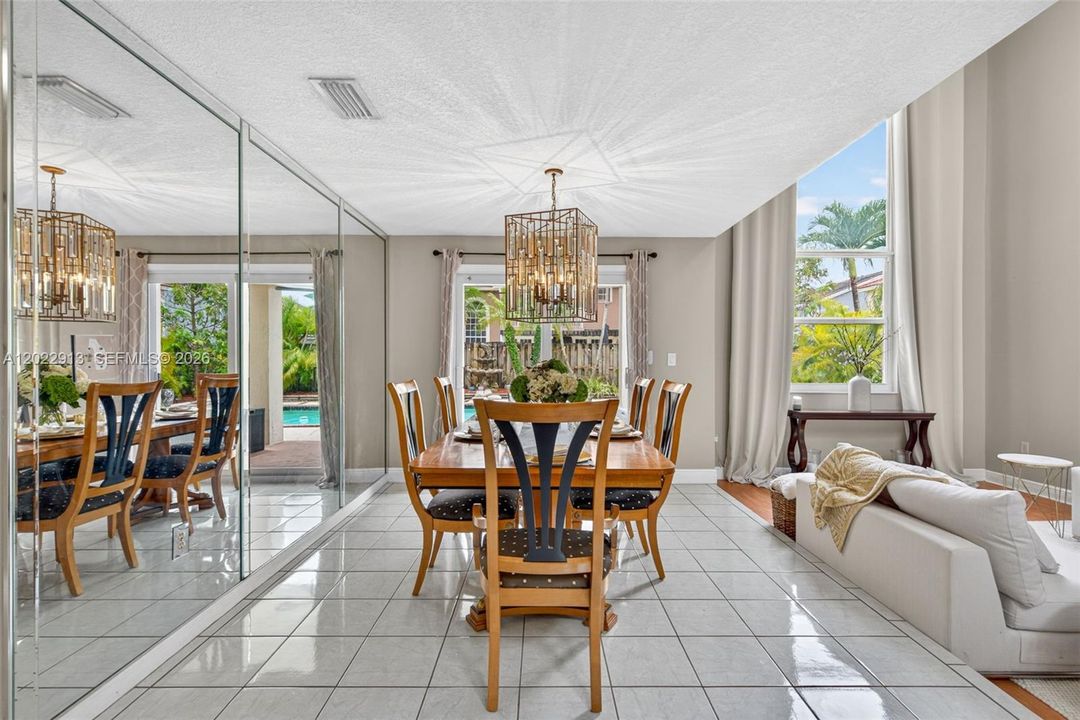 En Venta: $740,000 (4 camas, 3 baños, 2155 Pies cuadrados)