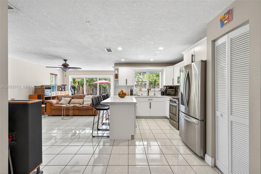 En Venta: $740,000 (4 camas, 3 baños, 2155 Pies cuadrados)