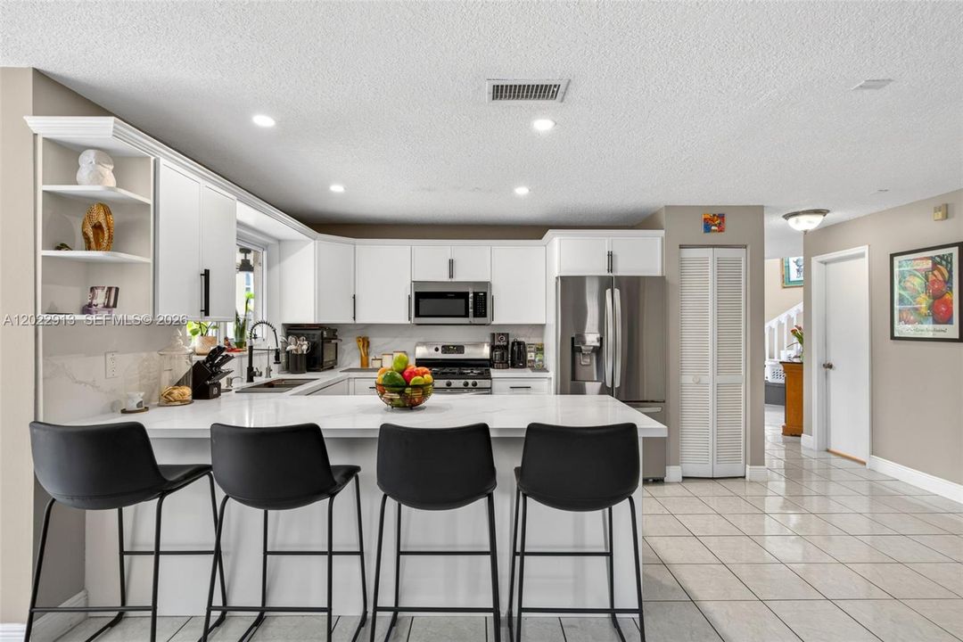 En Venta: $740,000 (4 camas, 3 baños, 2155 Pies cuadrados)