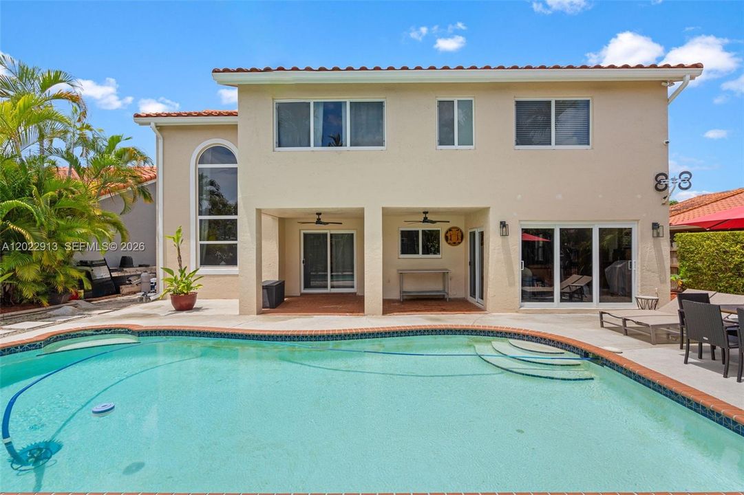 En Venta: $740,000 (4 camas, 3 baños, 2155 Pies cuadrados)