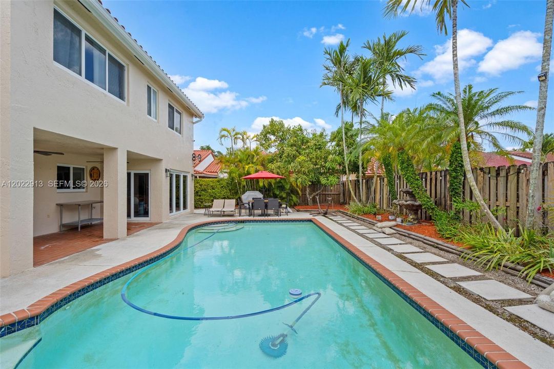 En Venta: $740,000 (4 camas, 3 baños, 2155 Pies cuadrados)