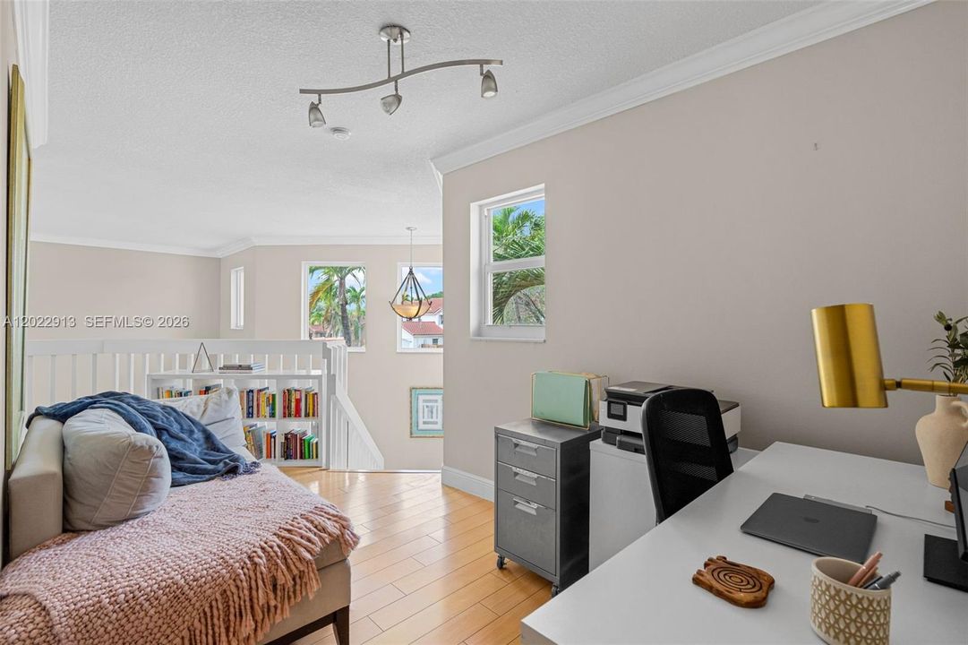 En Venta: $740,000 (4 camas, 3 baños, 2155 Pies cuadrados)