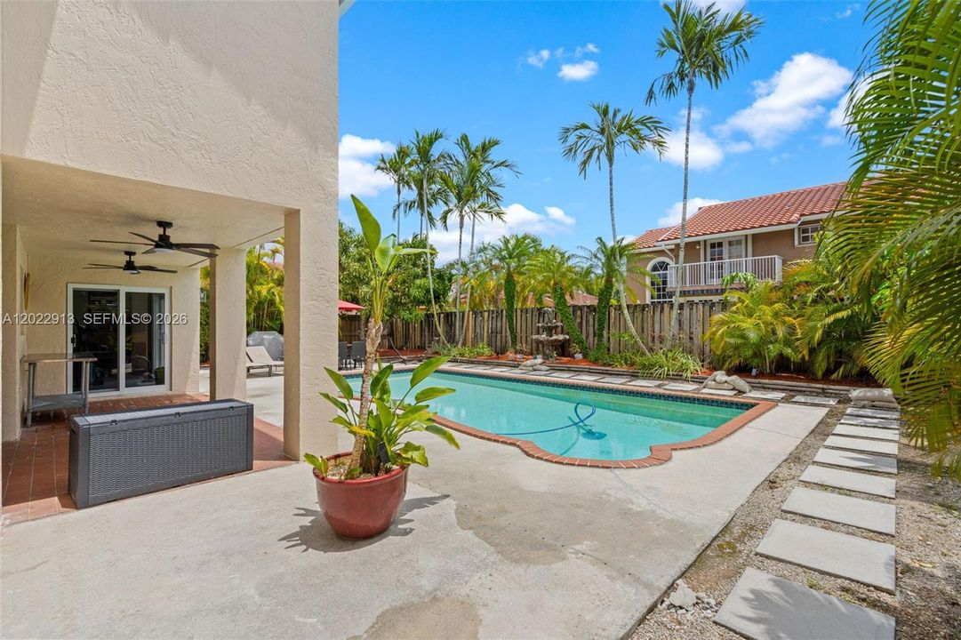 En Venta: $740,000 (4 camas, 3 baños, 2155 Pies cuadrados)