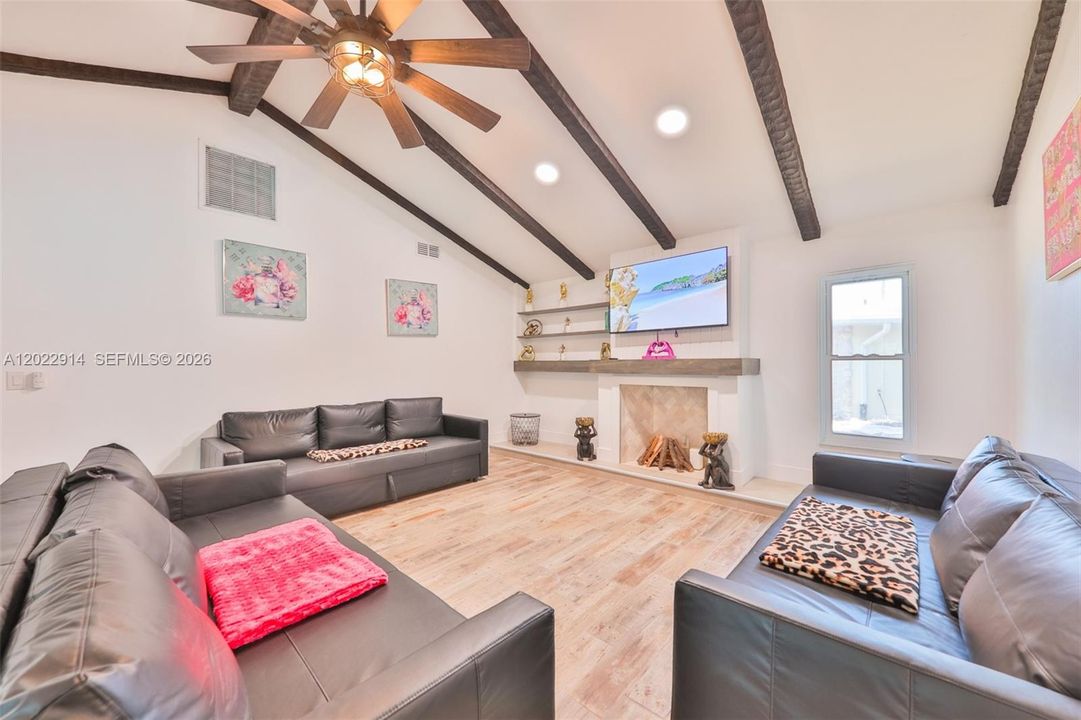 For Sale: $515,000 (3 beds, 2 baths, 1958 Square Feet)