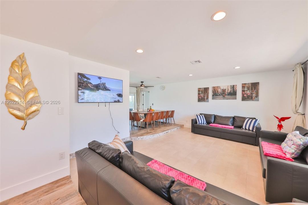 For Sale: $515,000 (3 beds, 2 baths, 1958 Square Feet)