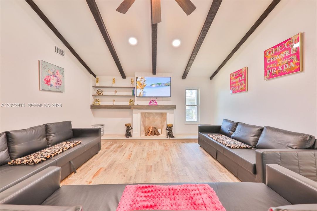 For Sale: $515,000 (3 beds, 2 baths, 1958 Square Feet)