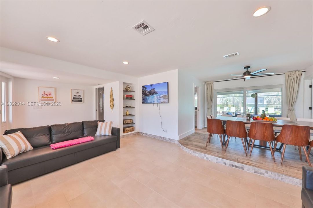 For Sale: $515,000 (3 beds, 2 baths, 1958 Square Feet)