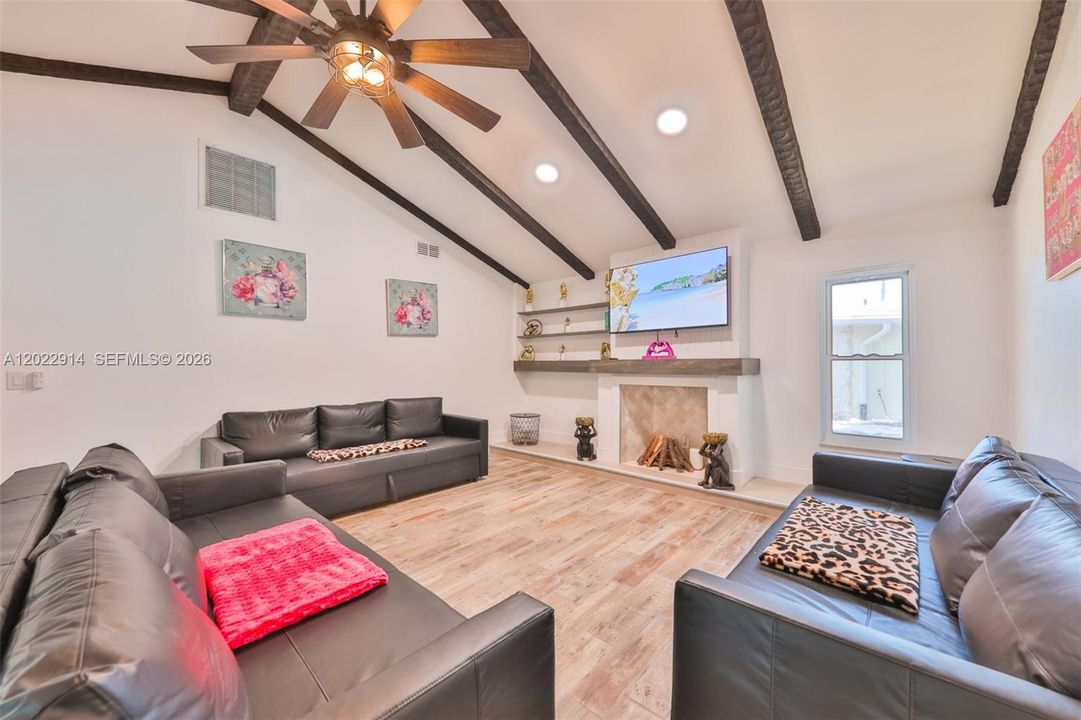 For Sale: $515,000 (3 beds, 2 baths, 1958 Square Feet)