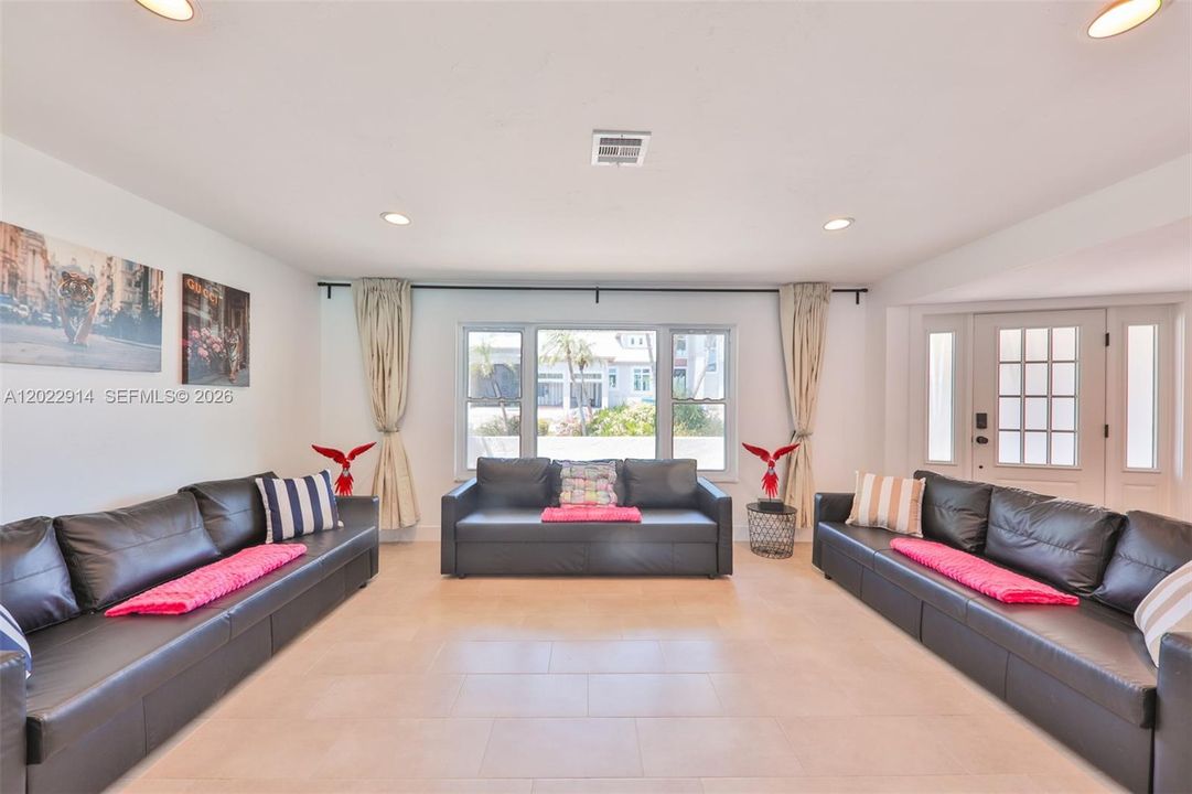 For Sale: $515,000 (3 beds, 2 baths, 1958 Square Feet)