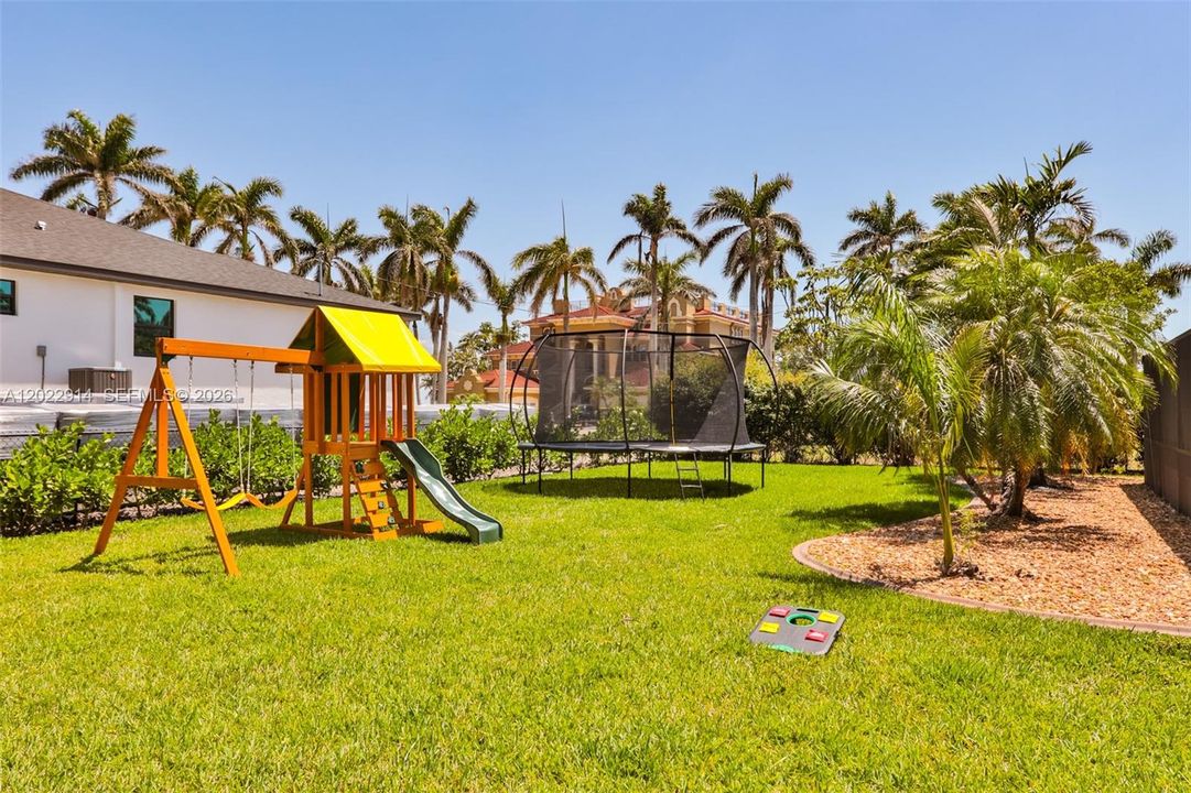 For Sale: $515,000 (3 beds, 2 baths, 1958 Square Feet)