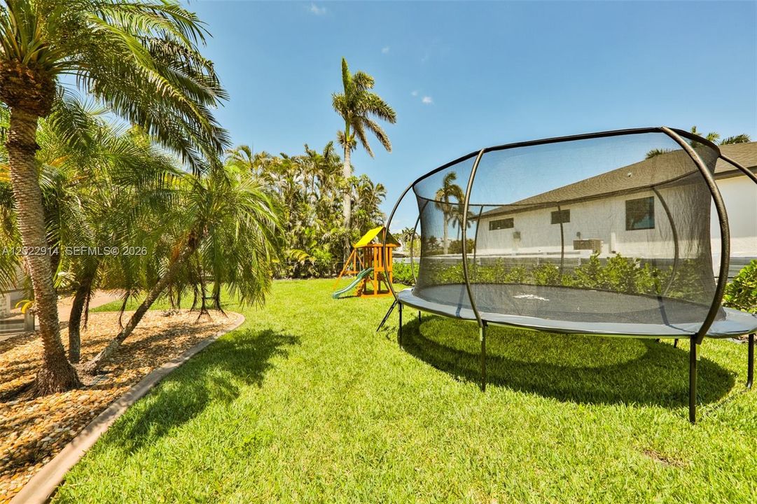 For Sale: $515,000 (3 beds, 2 baths, 1958 Square Feet)