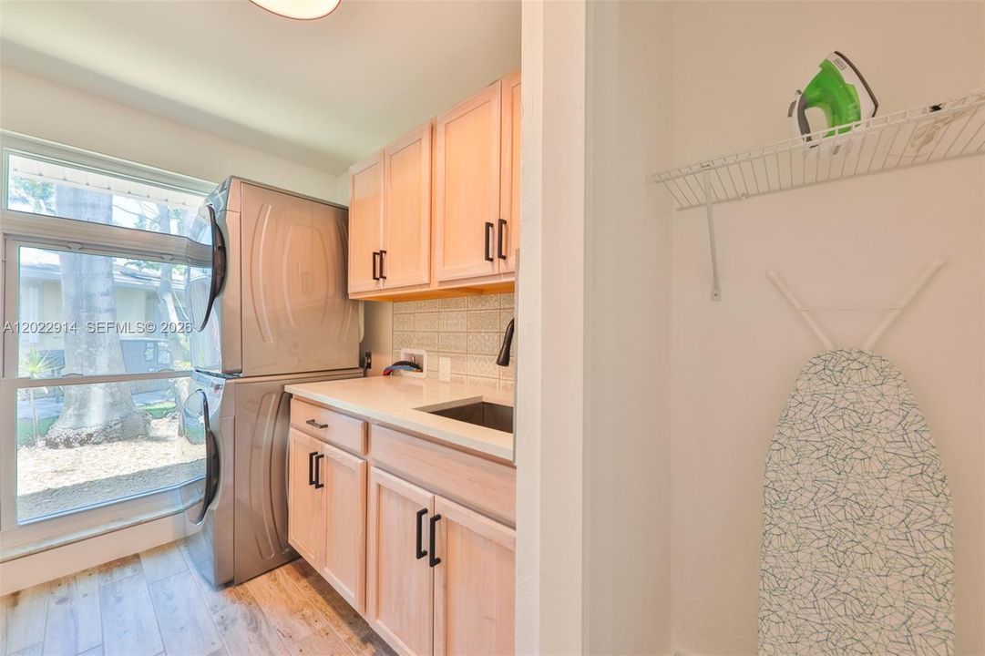 For Sale: $515,000 (3 beds, 2 baths, 1958 Square Feet)