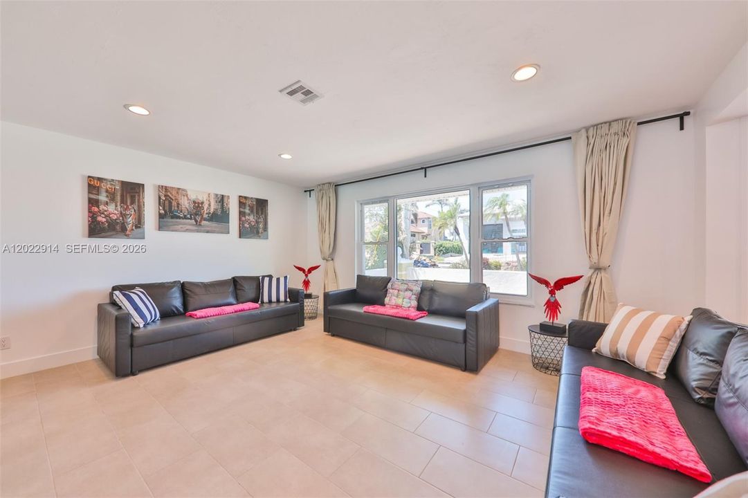 For Sale: $515,000 (3 beds, 2 baths, 1958 Square Feet)