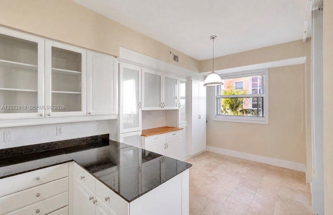 Activo con contrato: $13,000 (3 camas, 3 baños, 2220 Pies cuadrados)