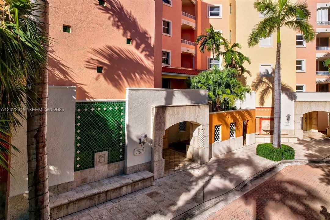 Activo con contrato: $13,000 (3 camas, 3 baños, 2220 Pies cuadrados)