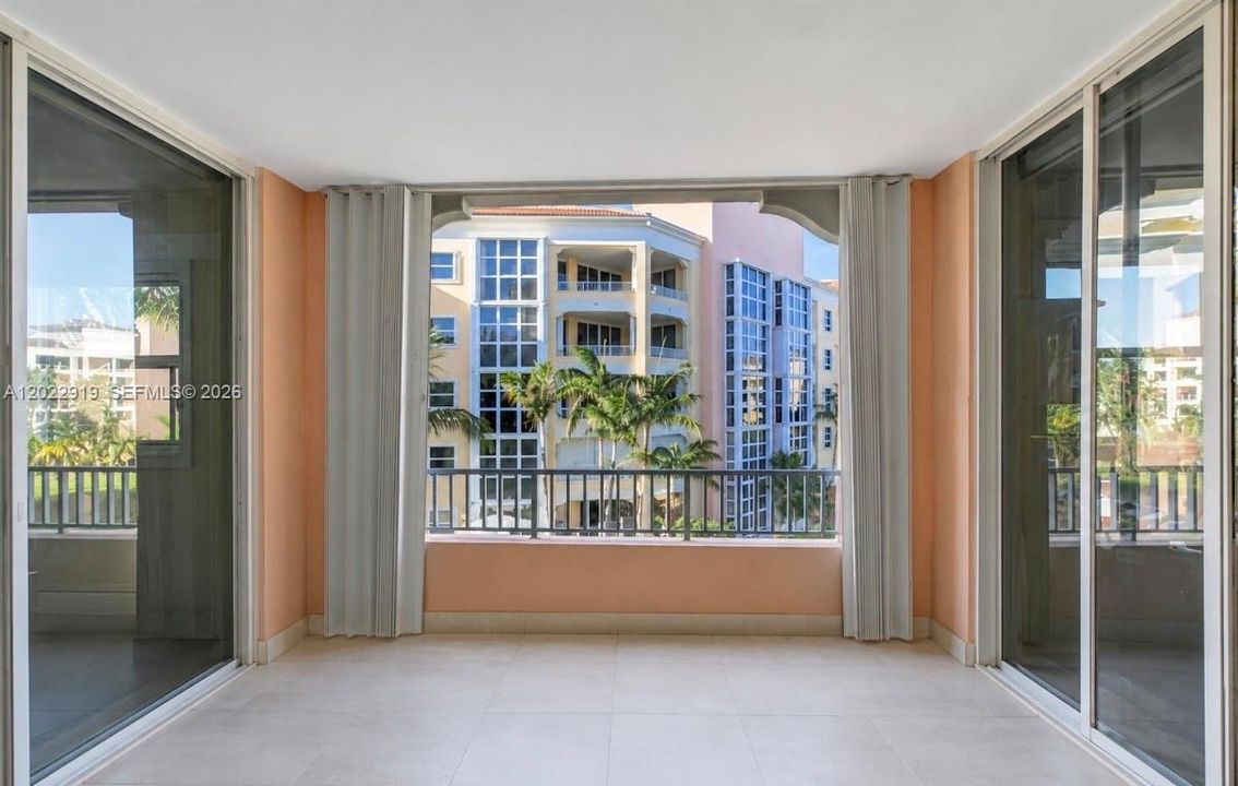 Activo con contrato: $13,000 (3 camas, 3 baños, 2220 Pies cuadrados)