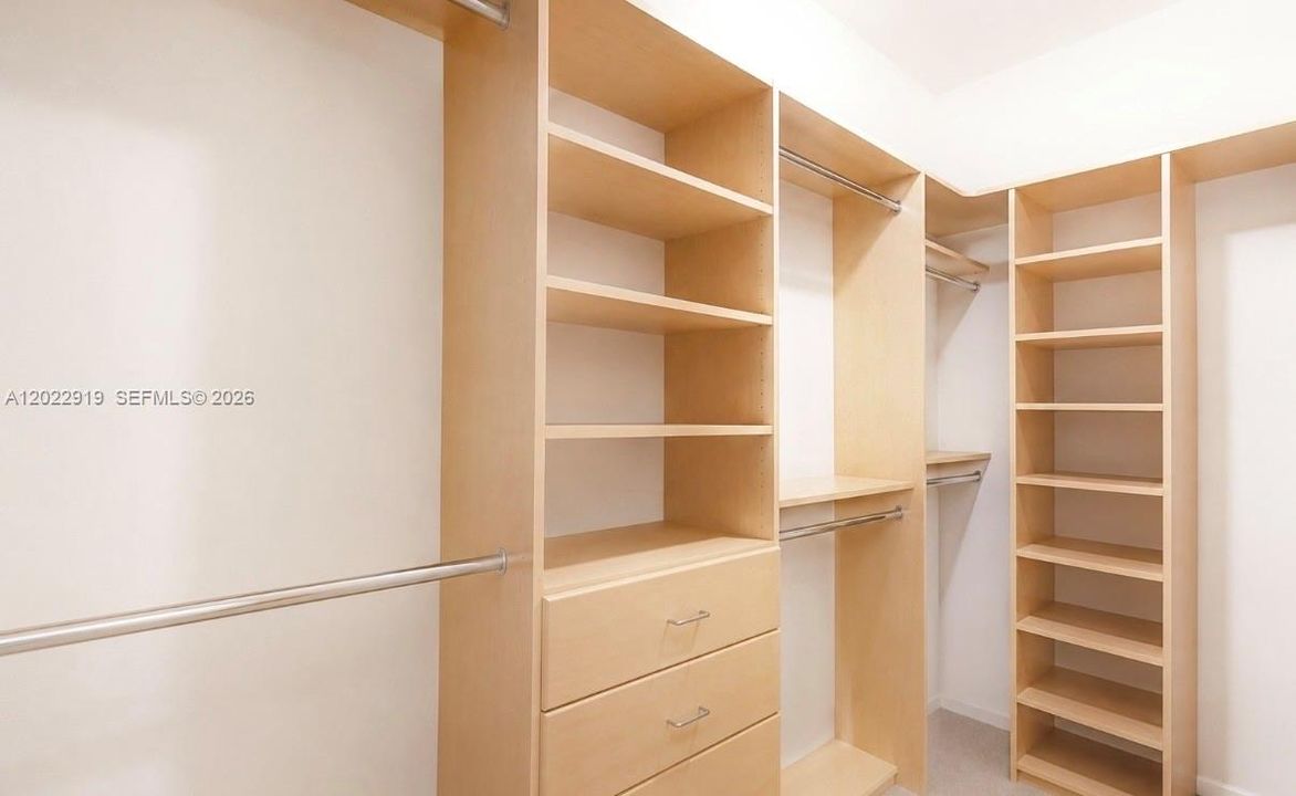 Activo con contrato: $13,000 (3 camas, 3 baños, 2220 Pies cuadrados)