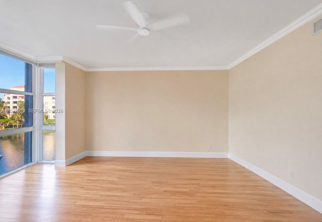 Activo con contrato: $13,000 (3 camas, 3 baños, 2220 Pies cuadrados)