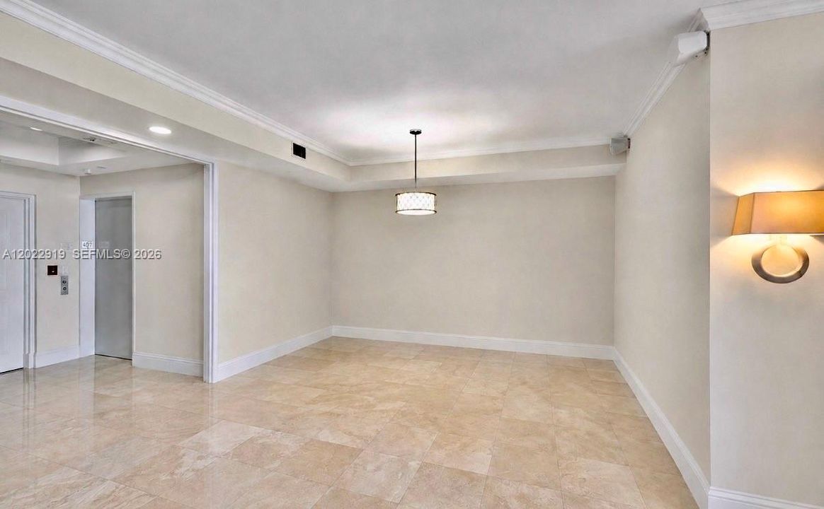 Activo con contrato: $13,000 (3 camas, 3 baños, 2220 Pies cuadrados)