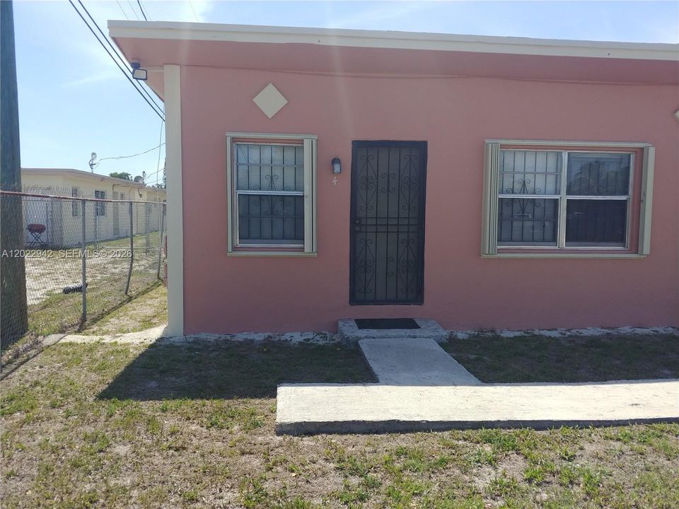 For Rent: $1,450 (1 beds, 1 baths, 2233 Square Feet)