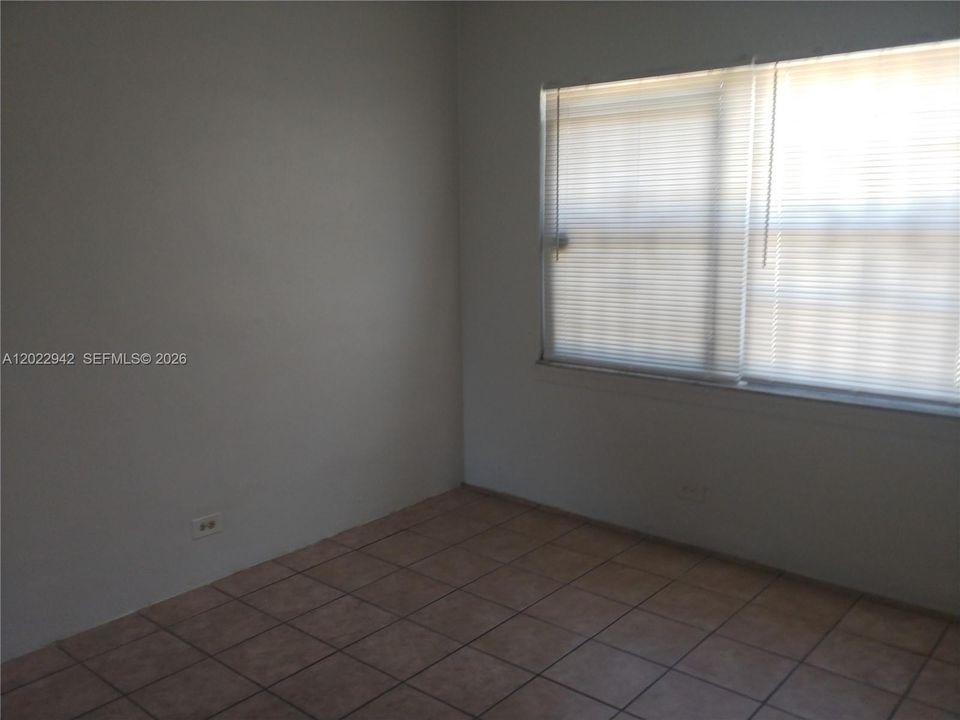 For Rent: $1,450 (1 beds, 1 baths, 2233 Square Feet)