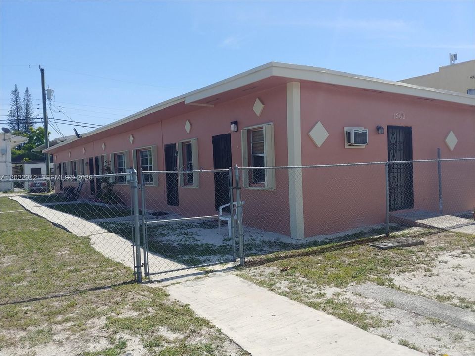 For Rent: $1,450 (1 beds, 1 baths, 2233 Square Feet)