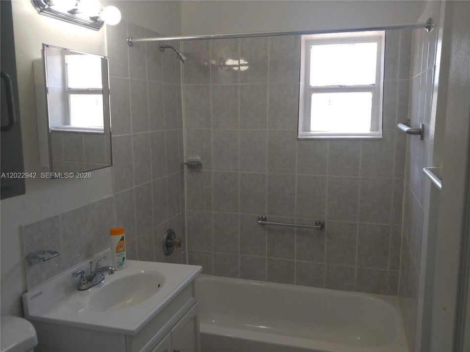 For Rent: $1,450 (1 beds, 1 baths, 2233 Square Feet)