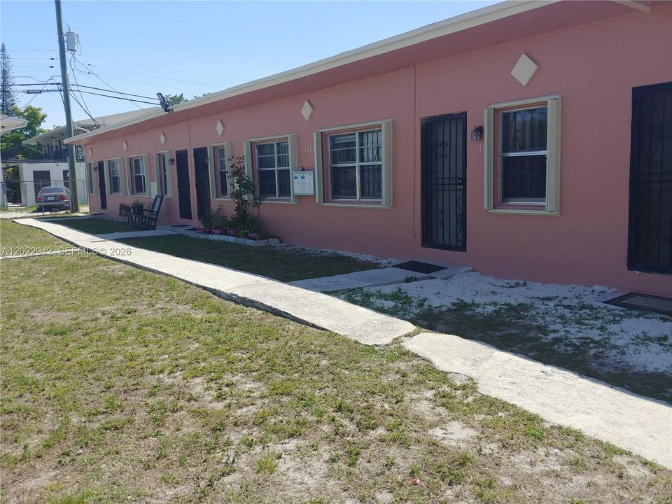For Rent: $1,450 (1 beds, 1 baths, 2233 Square Feet)