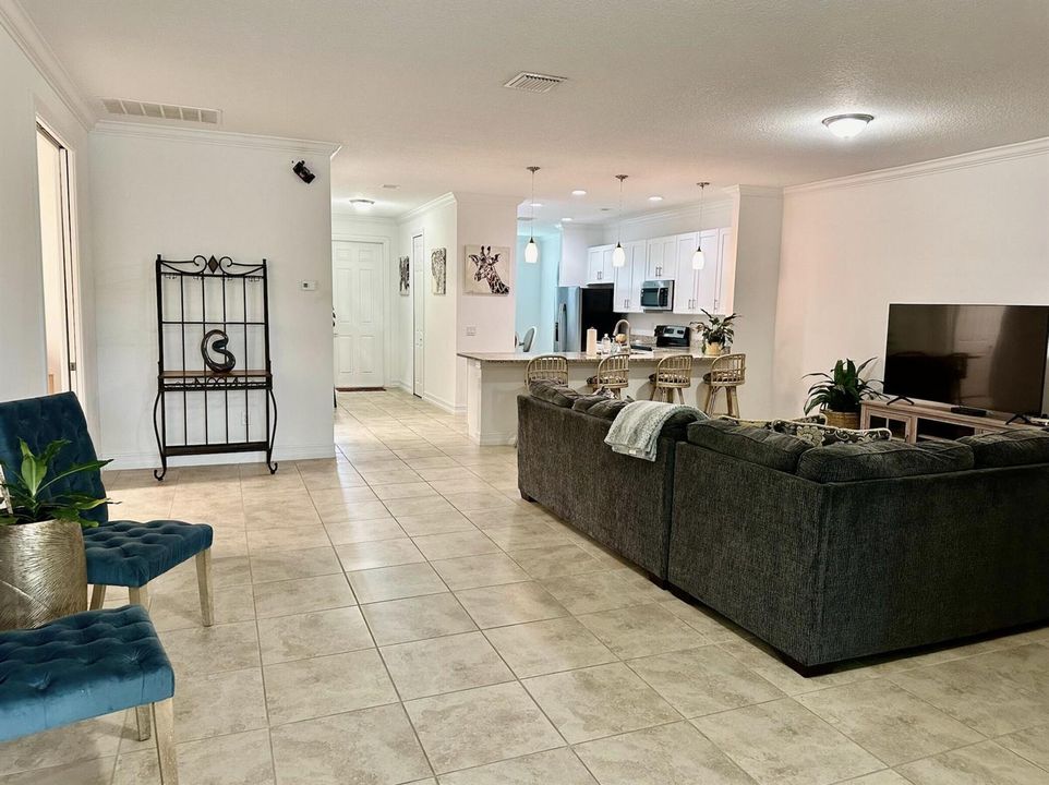 6112 Cullen Full Living View