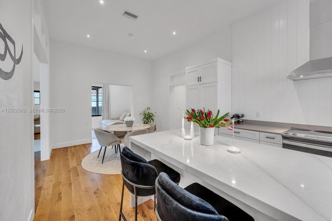 В аренду: $8,995 (4 спален, 3 ванн, 2075 Квадратных фут)