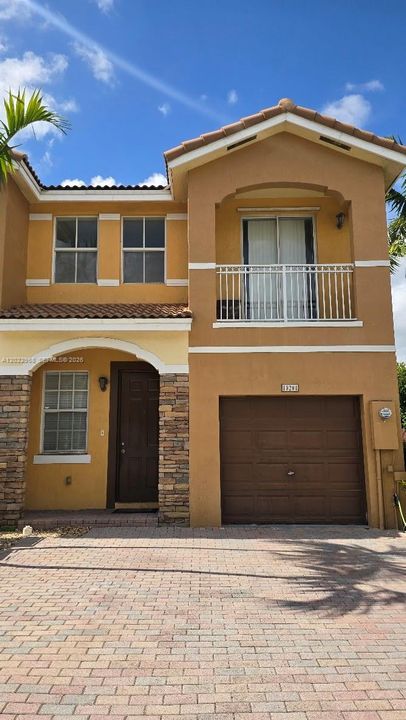 Activo con contrato: $3,650 (3 camas, 3 baños, 1652 Pies cuadrados)
