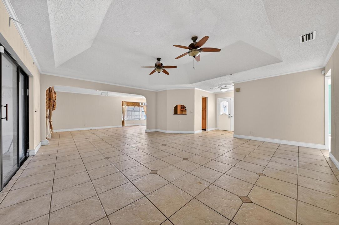 10_8421_Winnipesaukee_Way-Living_room-00