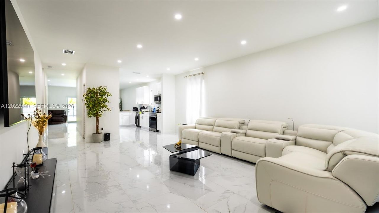 En Venta: $685,000 (4 camas, 2 baños, 2301 Pies cuadrados)