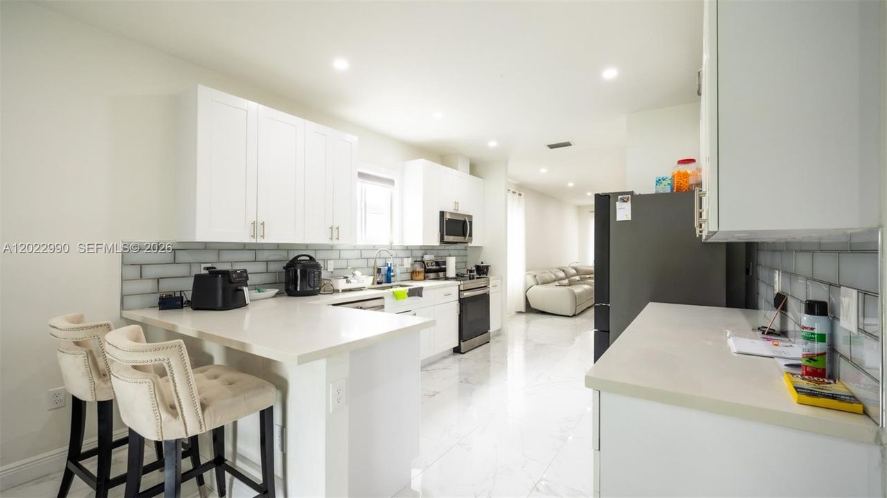 En Venta: $685,000 (4 camas, 2 baños, 2301 Pies cuadrados)