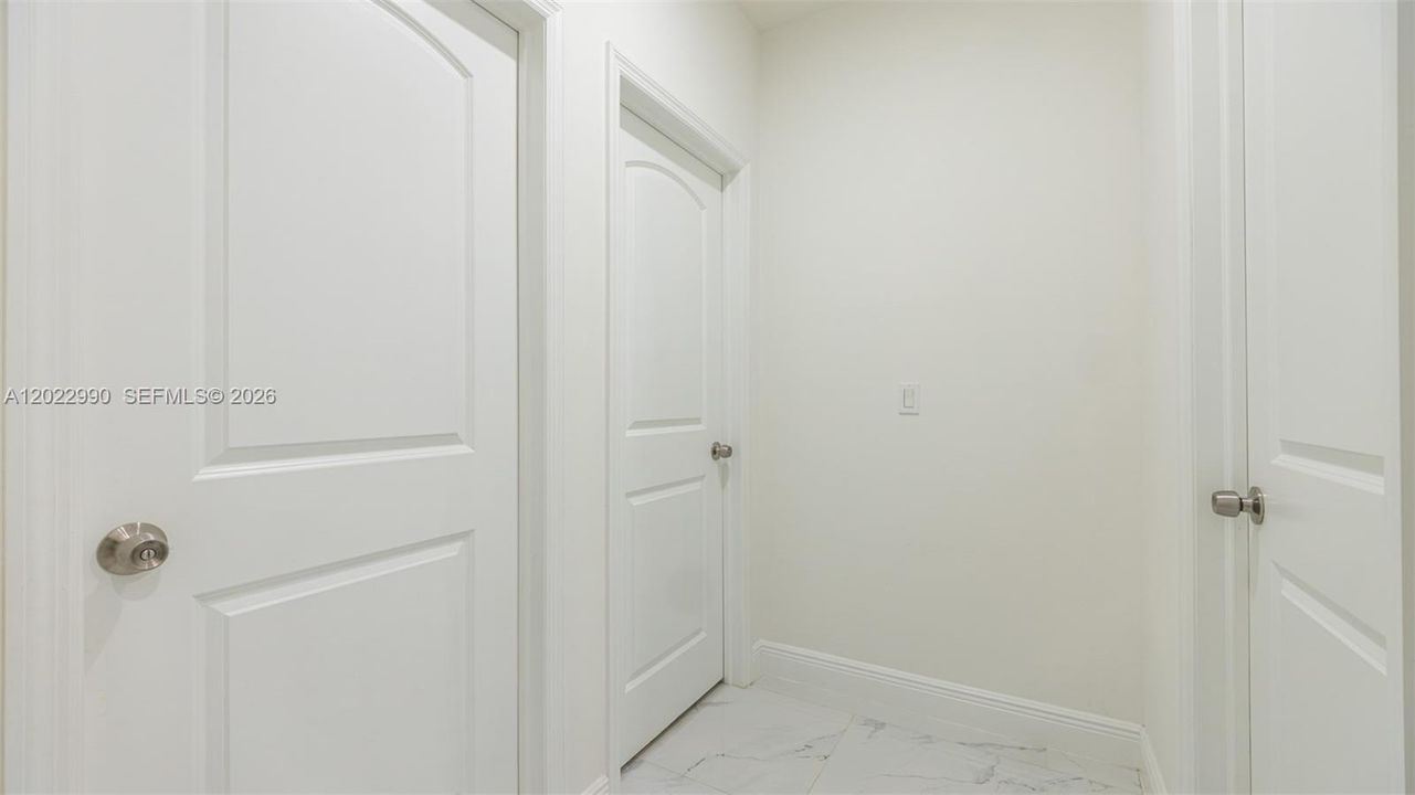 En Venta: $685,000 (4 camas, 2 baños, 2301 Pies cuadrados)
