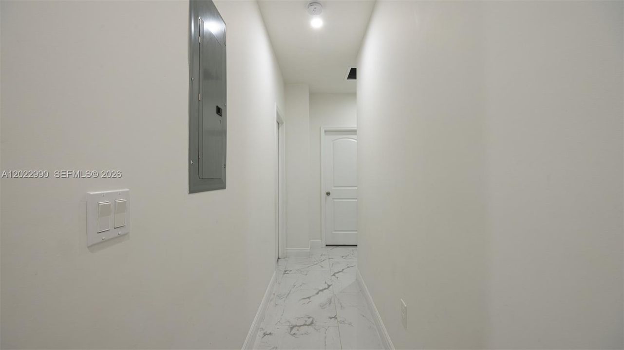 En Venta: $685,000 (4 camas, 2 baños, 2301 Pies cuadrados)