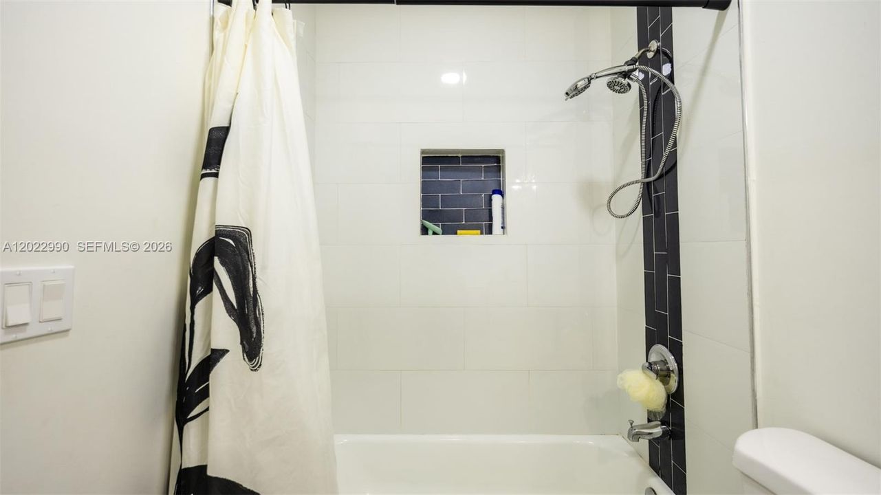 En Venta: $685,000 (4 camas, 2 baños, 2301 Pies cuadrados)