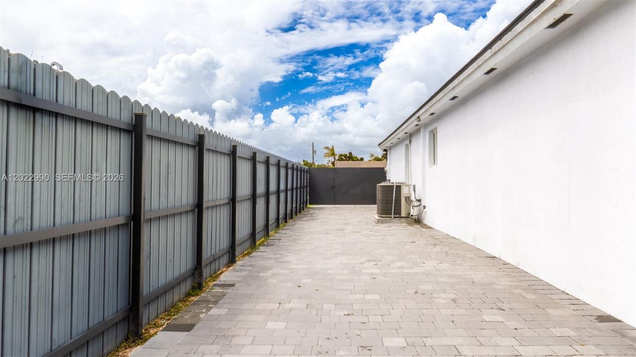 En Venta: $685,000 (4 camas, 2 baños, 2301 Pies cuadrados)