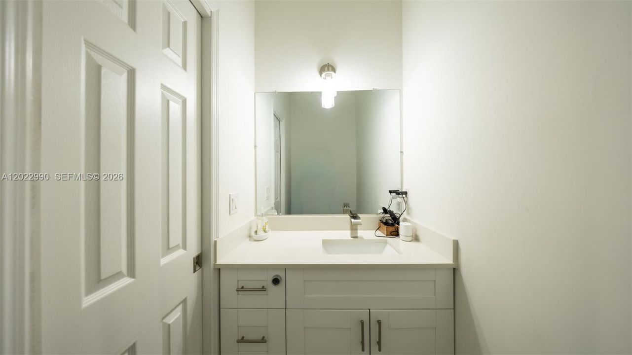 En Venta: $685,000 (4 camas, 2 baños, 2301 Pies cuadrados)