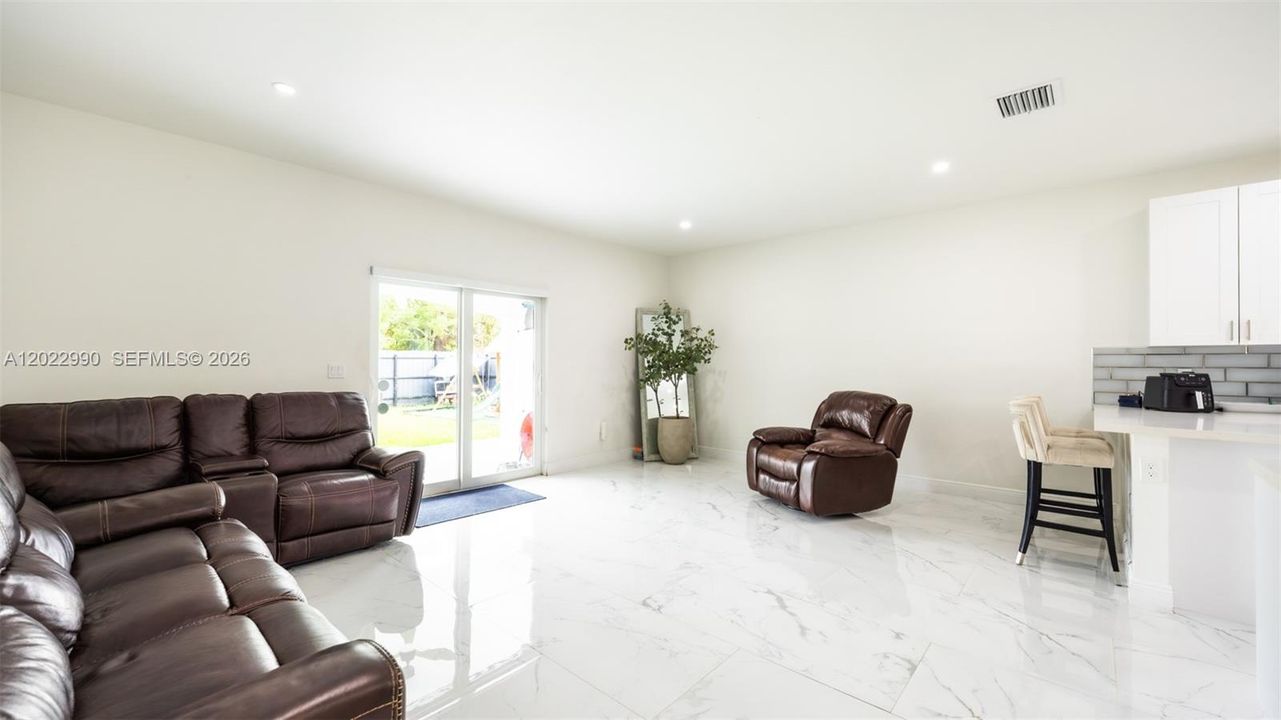 En Venta: $685,000 (4 camas, 2 baños, 2301 Pies cuadrados)