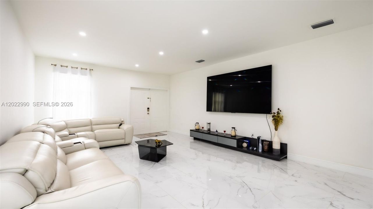 En Venta: $685,000 (4 camas, 2 baños, 2301 Pies cuadrados)