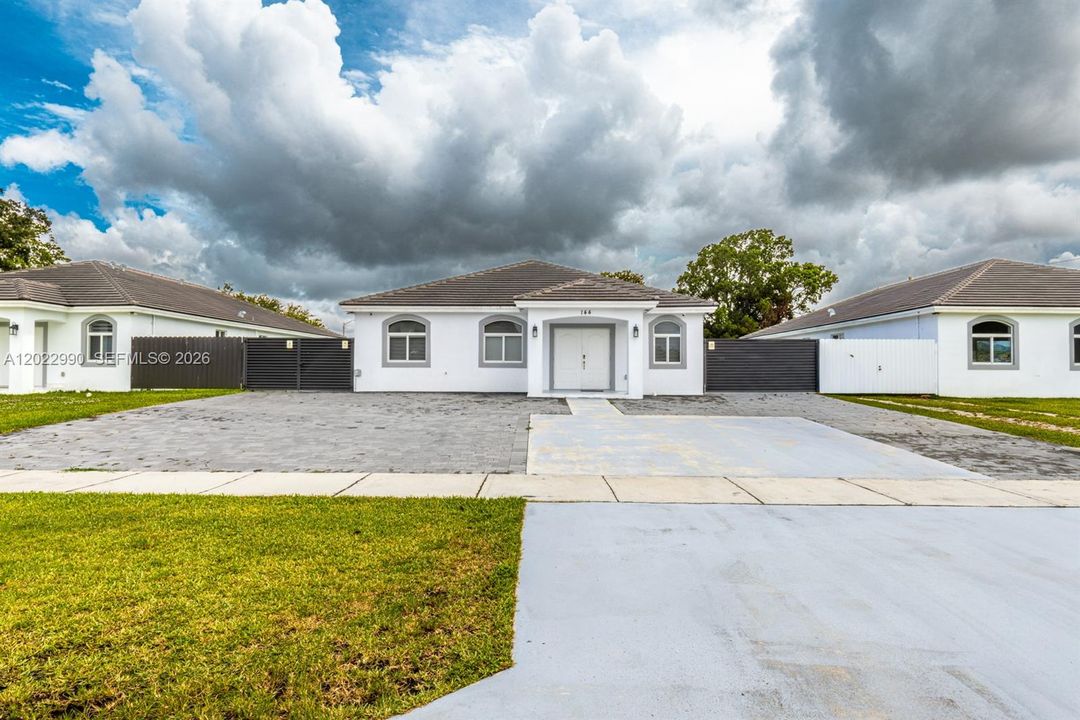 En Venta: $685,000 (4 camas, 2 baños, 2301 Pies cuadrados)