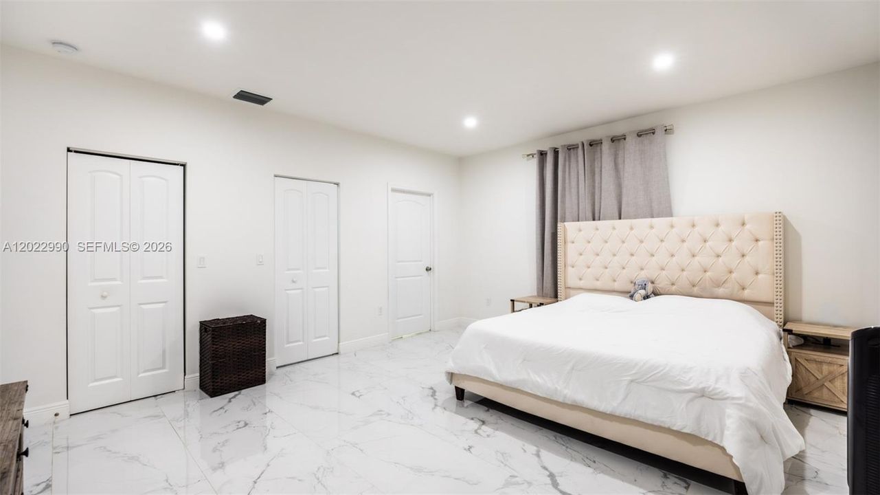 En Venta: $685,000 (4 camas, 2 baños, 2301 Pies cuadrados)
