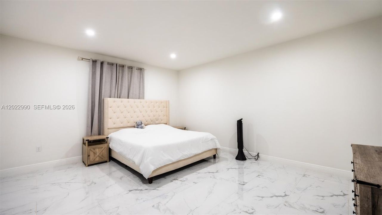En Venta: $685,000 (4 camas, 2 baños, 2301 Pies cuadrados)